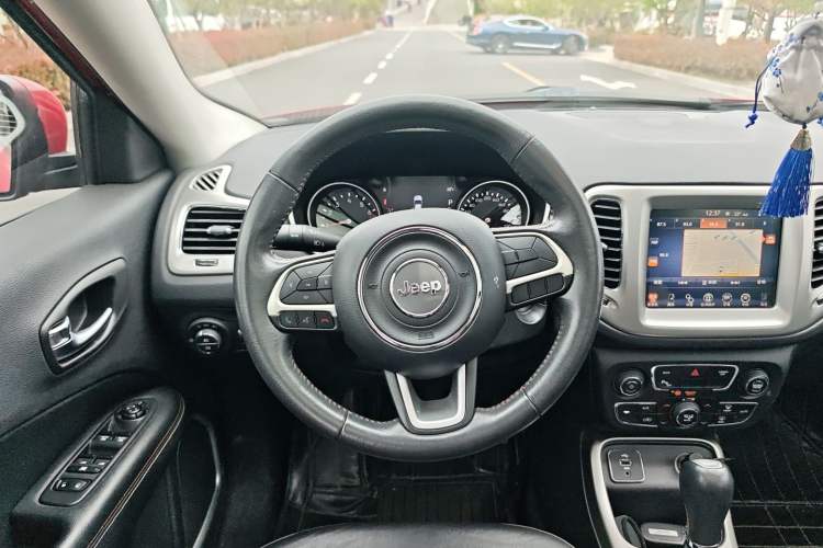 Used Jeep Compass 2017 200T Automatic Family Edition Steering Wheel