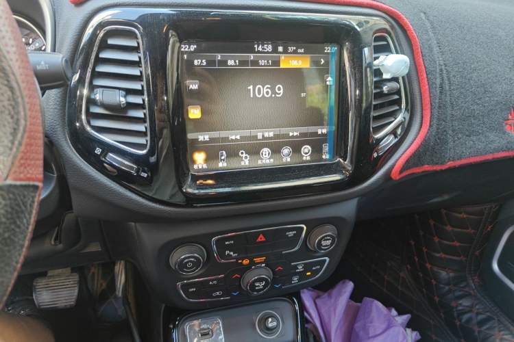 Used Jeep Compass 2017 200T Automatic Prestige Edition Audio And AC Panel