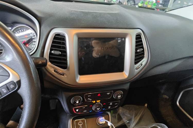 Used Jeep Compass 2017 200T Automatic Family Edition Audio And AC Panel