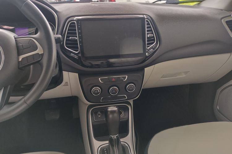 Used Jeep Compass 2017 200T Automatic Comfort Edition Audio And AC Panel