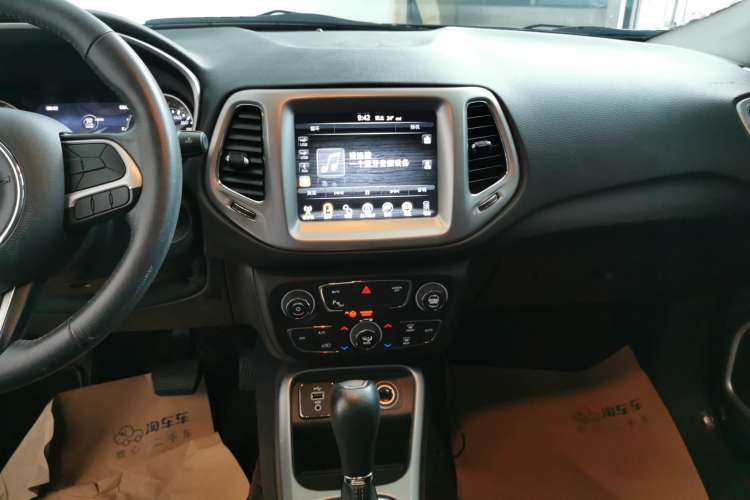 Used Jeep Compass 2017 200T Automatic Family Edition Audio And AC Panel