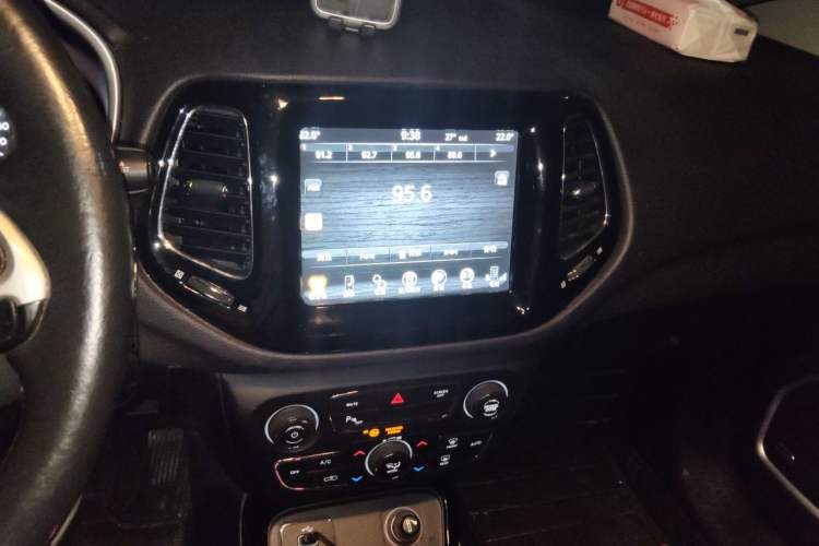 Used Jeep Compass 2017 200T Automatic Prestige Edition Audio And AC Panel