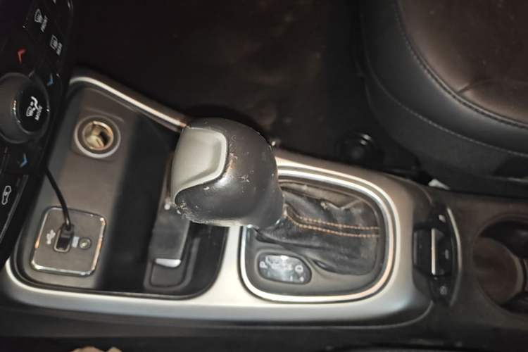 Used Jeep Compass 2017 200T Automatic Family Edition Gear Lever