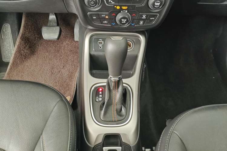 Used Jeep Compass 2017 200T Automatic Family Edition Gear Lever