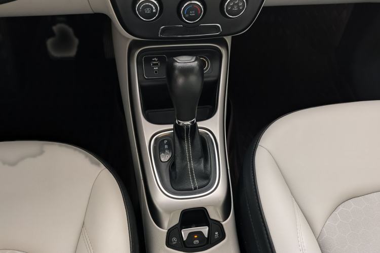 Used Jeep Compass 2017 200T Automatic Comfort Edition Gear Lever