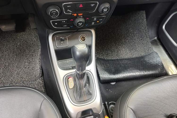 Used Jeep Compass 2017 200T Automatic Family Edition Gear Lever