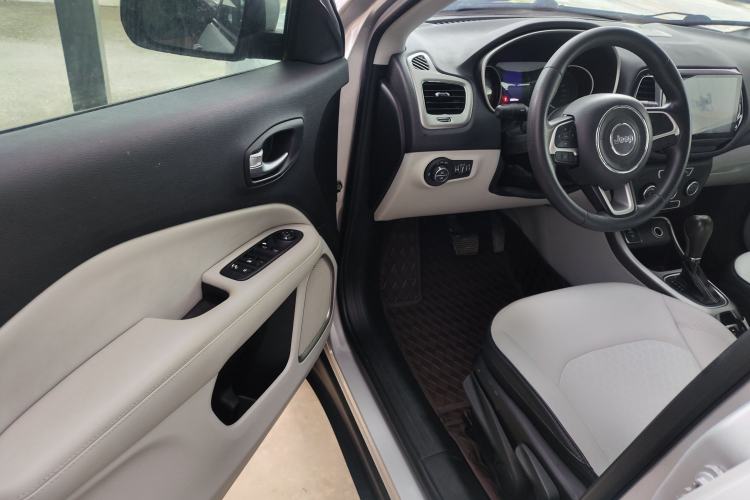 Used Jeep Compass 2017 200T Automatic Comfort Edition Interior 4