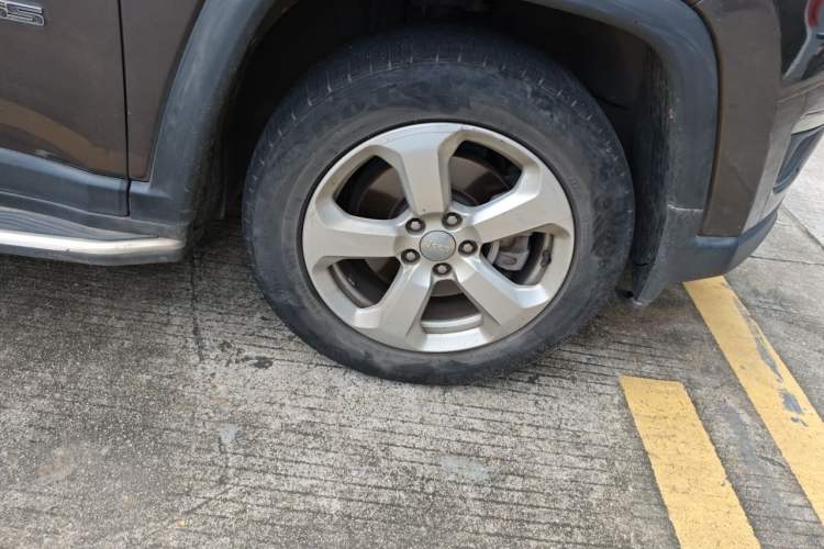 Used Jeep Compass 2017 200T Automatic Family Edition Right Front Wheel Hub