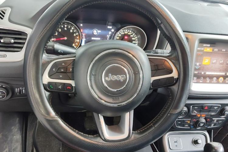 Used Jeep Compass 2017 200T Automatic Family Edition Steering Wheel