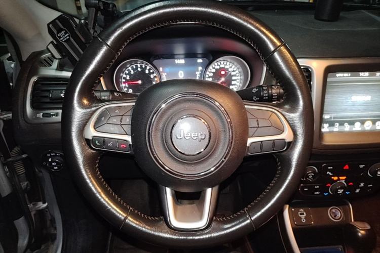 Used Jeep Compass 2017 200T Automatic Family Edition Steering Wheel