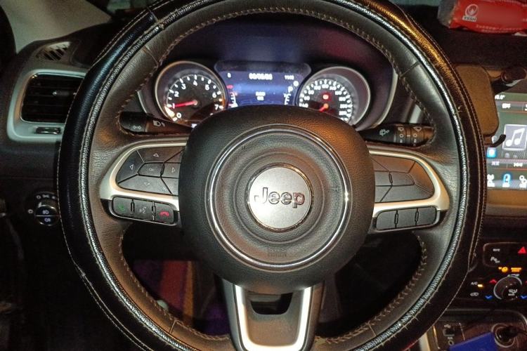 Used Jeep Compass 2017 200T Automatic Family Edition Steering Wheel