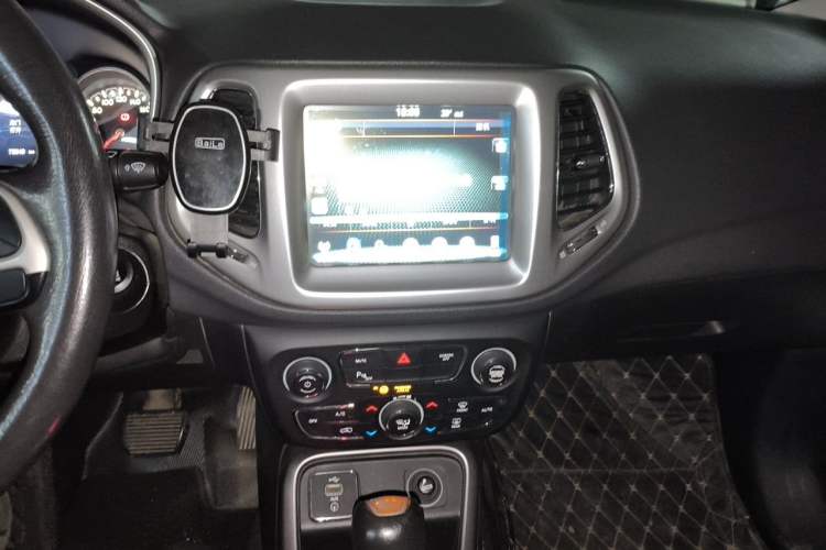 Used Jeep Compass 2017 200T Automatic Family Edition Audio And AC Panel