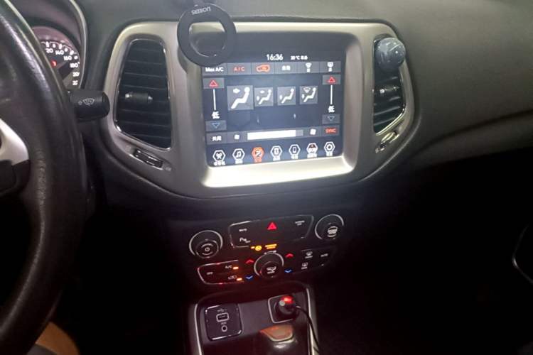 Used Jeep Compass 2017 200T Automatic Family Edition Audio And AC Panel