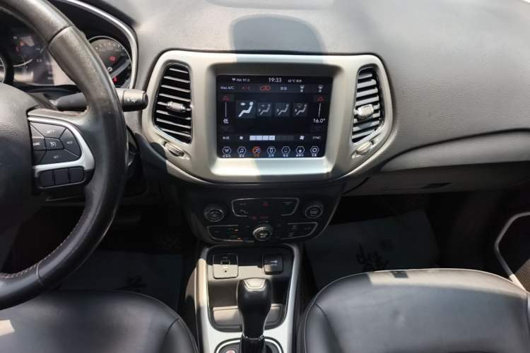 Used Jeep Compass 2017 200T Automatic Family Edition Audio And AC Panel