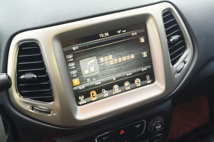 Used Jeep Compass 2017 200T Automatic Family Edition Audio And AC Panel