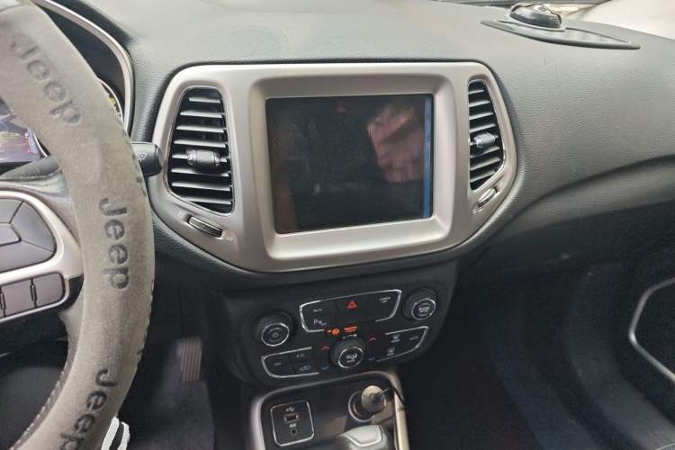 Used Jeep Compass 2017 200T Automatic Family Edition Audio And AC Panel