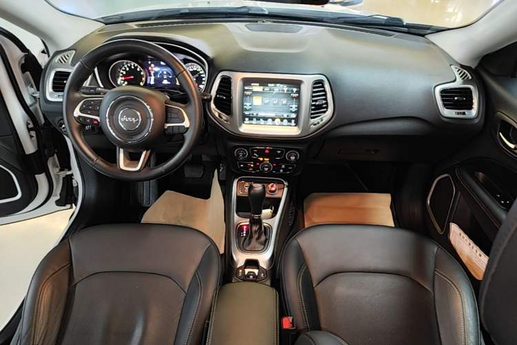 Used Jeep Compass 2017 200T Automatic Family Edition Audio And AC Panel