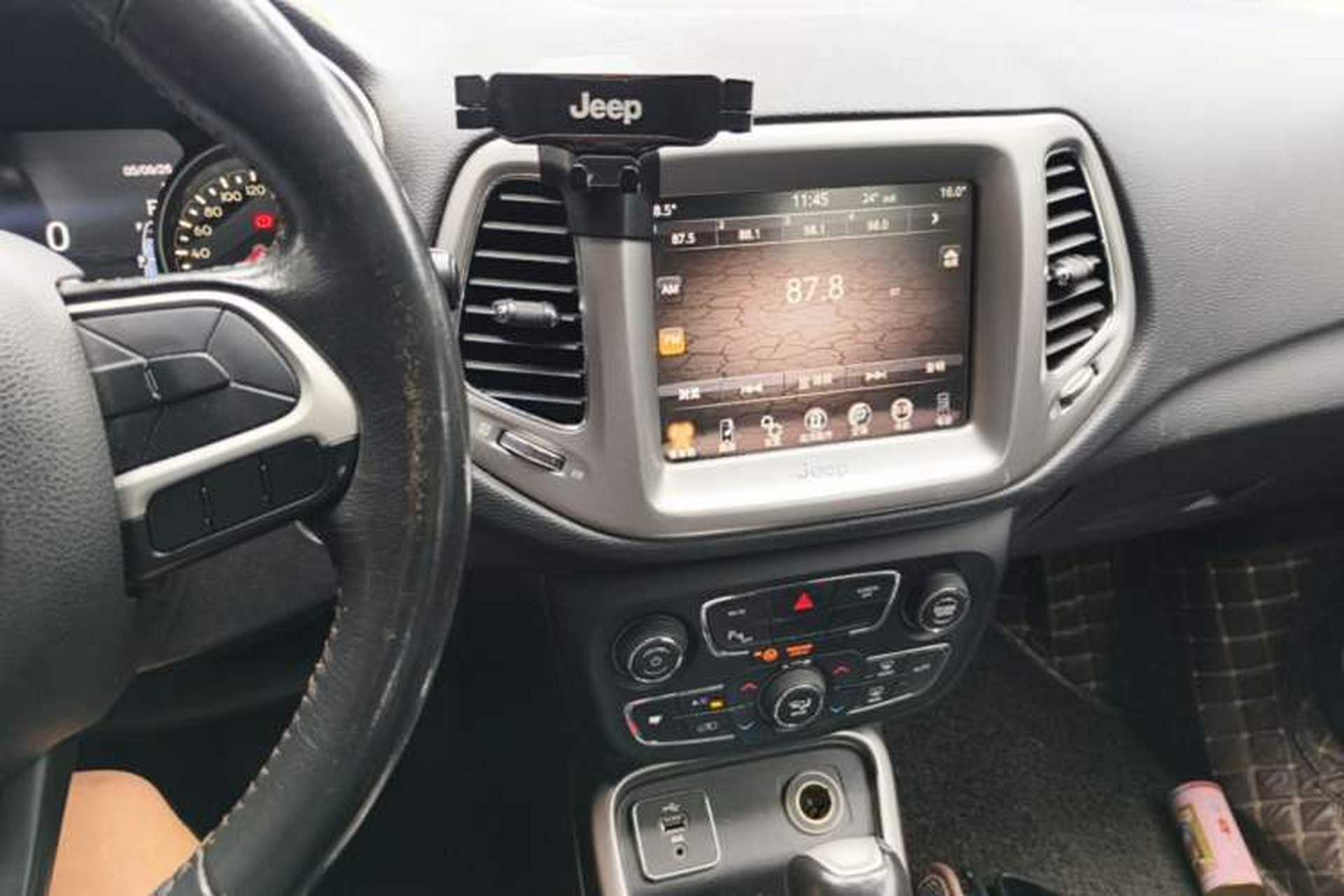 Used Jeep Compass 2017 200T Automatic Family Edition Audio And AC Panel