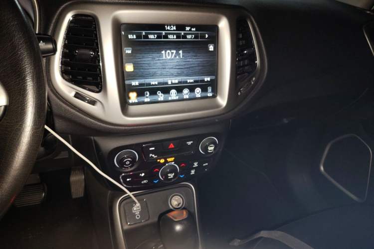 Used Jeep Compass 2017 200T Automatic Family Edition Audio And AC Panel