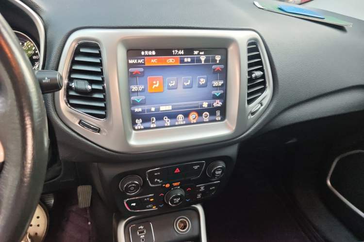 Used Jeep Compass 2017 200T Automatic Family Edition Audio And AC Panel