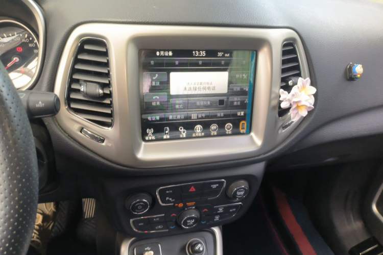 Used Jeep Compass 2017 200T Automatic Family Edition Audio And AC Panel