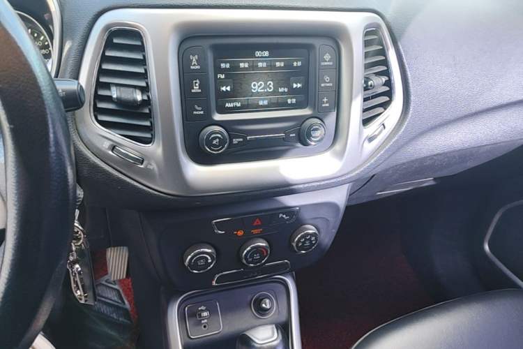 Used Jeep Compass 2017 200T Automatic Comfort Edition Audio And AC Panel