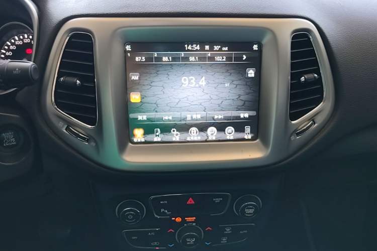 Used Jeep Compass 2017 200T Automatic Family Enjoyment Four-Wheel Drive Edition Audio And AC Panel