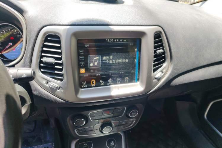 Used Jeep Compass 2017 200T Automatic Family Edition Audio And AC Panel