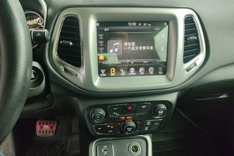 Used Jeep Compass 2017 200T Automatic Family Edition Audio And AC Panel