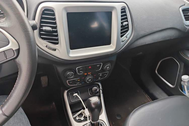 Used Jeep Compass 2017 200T Automatic Family Edition Audio And AC Panel