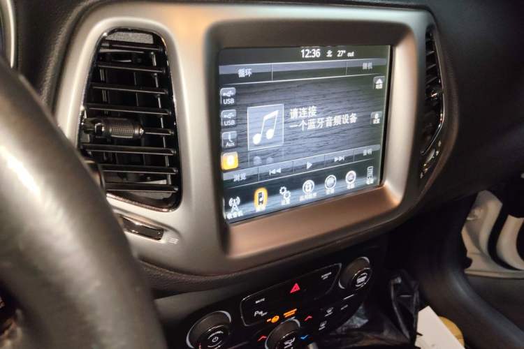 Used Jeep Compass 2017 200T Automatic Family Edition Audio And AC Panel