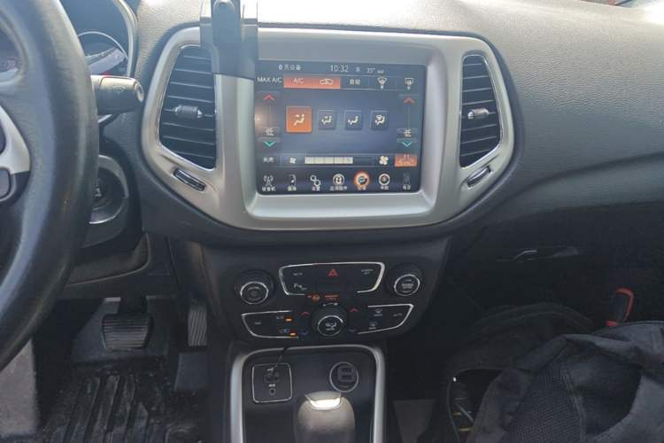 Used Jeep Compass 2017 200T Automatic Family Edition Audio And AC Panel