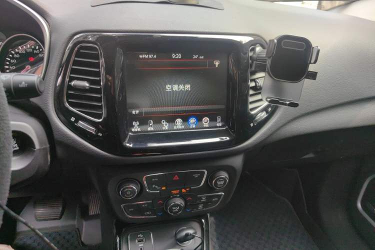 Used Jeep Compass 2017 200T Automatic Prestige Edition Audio And AC Panel
