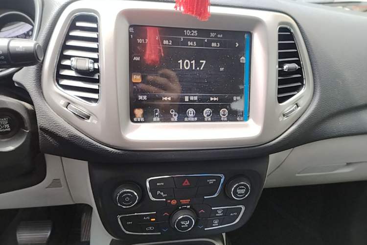Used Jeep Compass 2017 200T Automatic Family Edition Audio And AC Panel