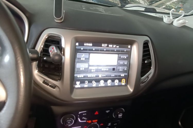 Used Jeep Compass 2017 200T Automatic Family Edition Audio And AC Panel