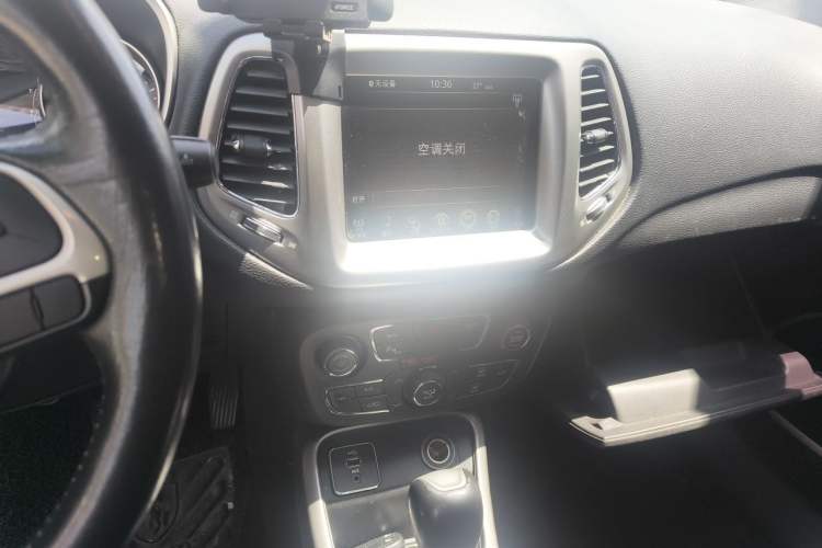 Used Jeep Compass 2017 200T Automatic Family Edition Audio And AC Panel