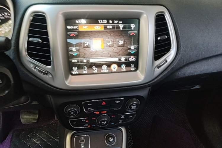 Used Jeep Compass 2017 200T Automatic Family Edition Audio And AC Panel