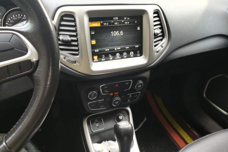 Used Jeep Compass 2017 200T Automatic Family Edition Audio And AC Panel