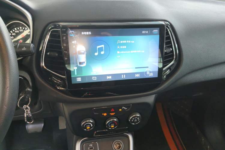 Used Jeep Compass 2017 200T Automatic Comfort Edition Audio And AC Panel