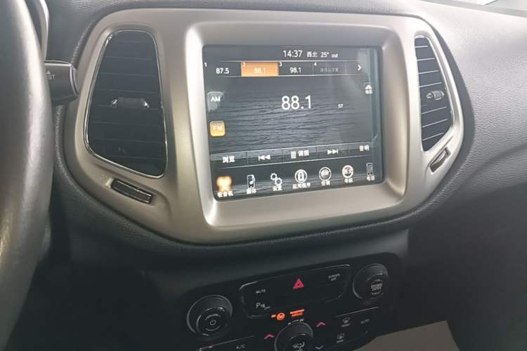 Used Jeep Compass 2017 200T Automatic Family Edition Audio And AC Panel