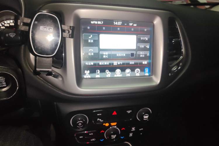 Used Jeep Compass 2017 200T Automatic Family Edition Audio And AC Panel