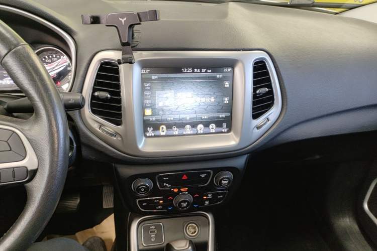 Used Jeep Compass 2017 200T Automatic Family Edition Audio And AC Panel