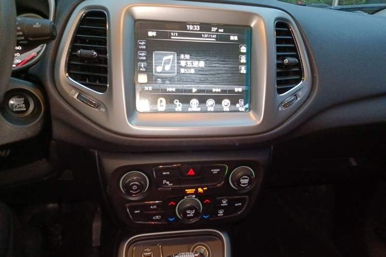 Used Jeep Compass 2017 200T Automatic Family Edition Audio And AC Panel