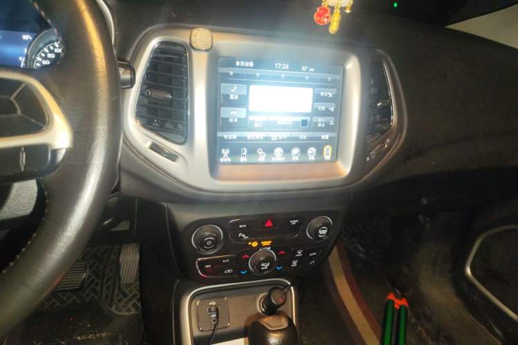 Used Jeep Compass 2017 200T Automatic Family Edition Audio And AC Panel