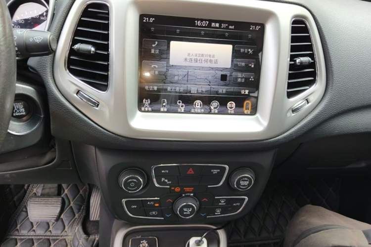 Used Jeep Compass 2017 200T Automatic Family Edition Audio And AC Panel