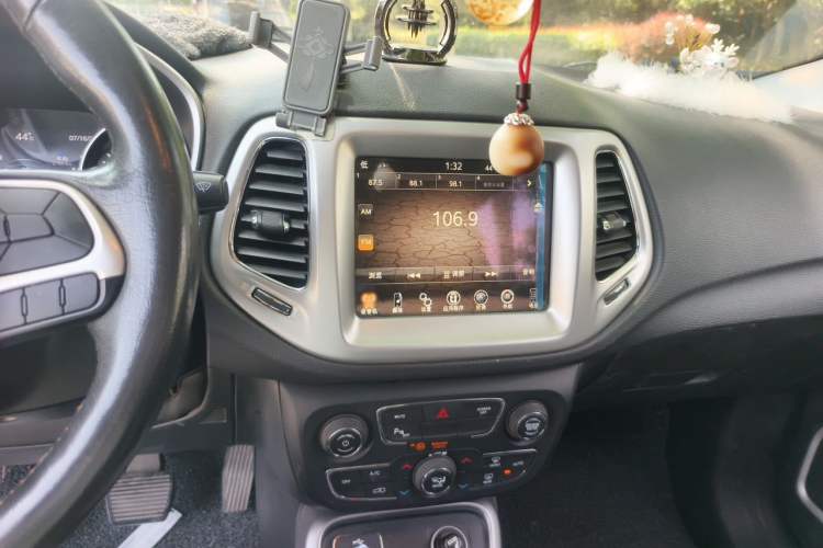 Used Jeep Compass 2017 200T Automatic Family Edition Audio And AC Panel