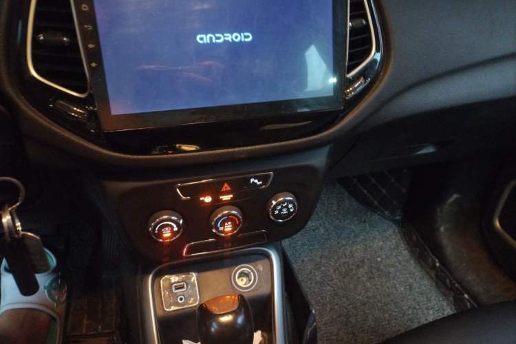 Used Jeep Compass 2017 200T Automatic Comfort Edition Audio And AC Panel