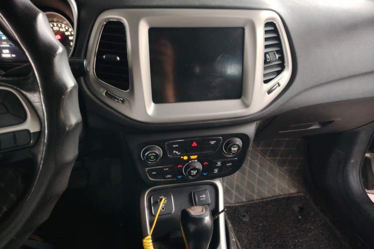 Used Jeep Compass 2017 200T Automatic Family Edition Audio And AC Panel