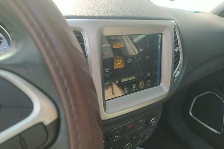Used Jeep Compass 2017 200T Automatic Family Edition Audio And AC Panel