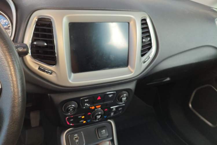 Used Jeep Compass 2017 200T Automatic Family Edition Audio And AC Panel